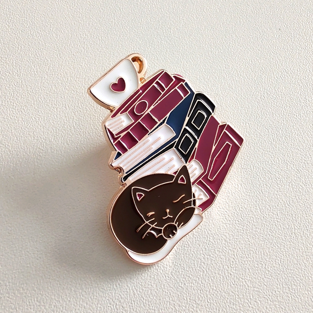 Bookish enamel pin - Picture 2 of 3